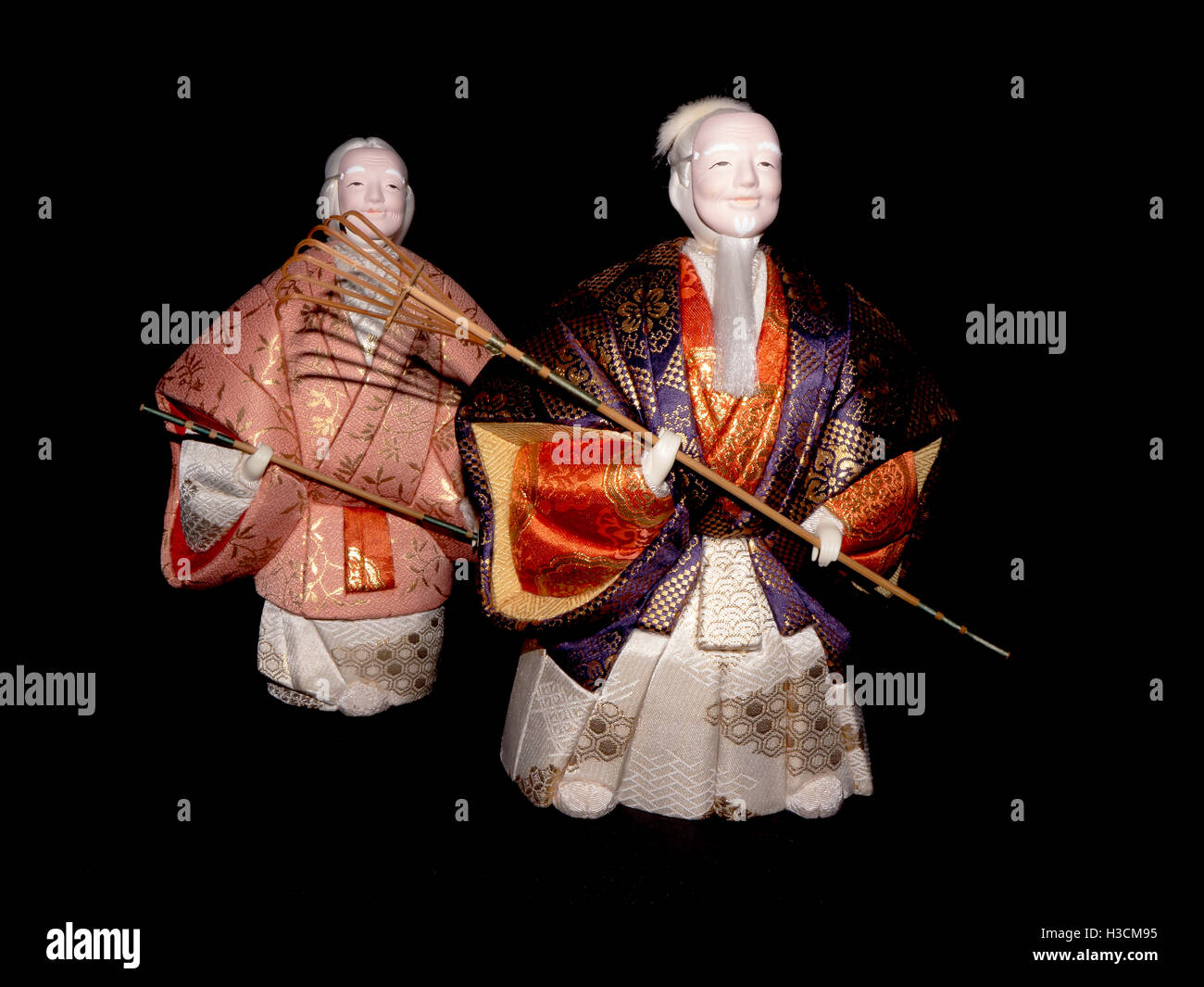L'Antique Kimekomi poupée Japonaise vieil homme Jo et vieille femme Uba représentant un jeu de Noh, 'Le vieux couple de la Takasago'. Banque D'Images