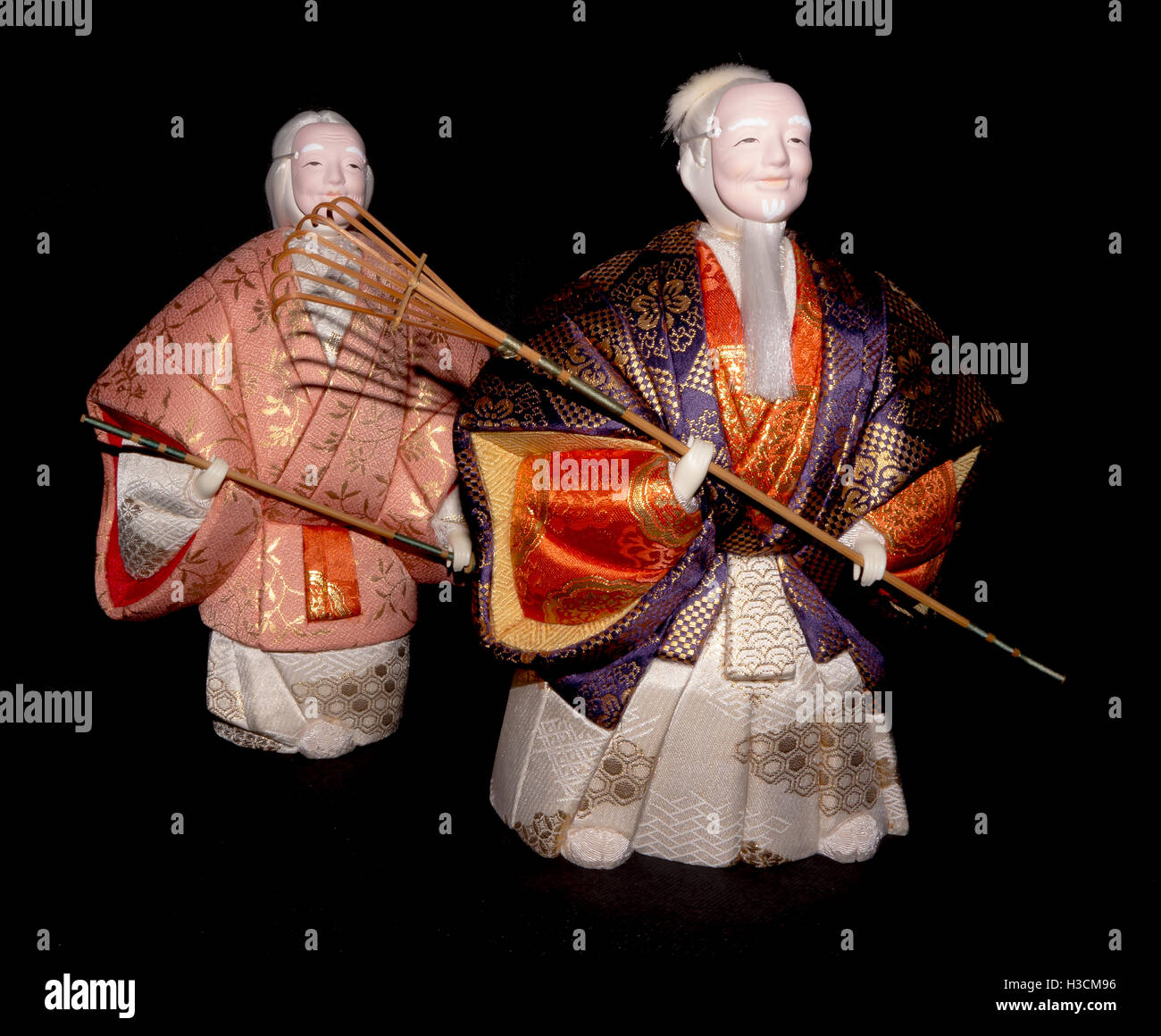 L'Antique Kimekomi poupée Japonaise vieil homme Jo et vieille femme Uba représentant un jeu de Noh, 'Le vieux couple de la Takasago'. Banque D'Images