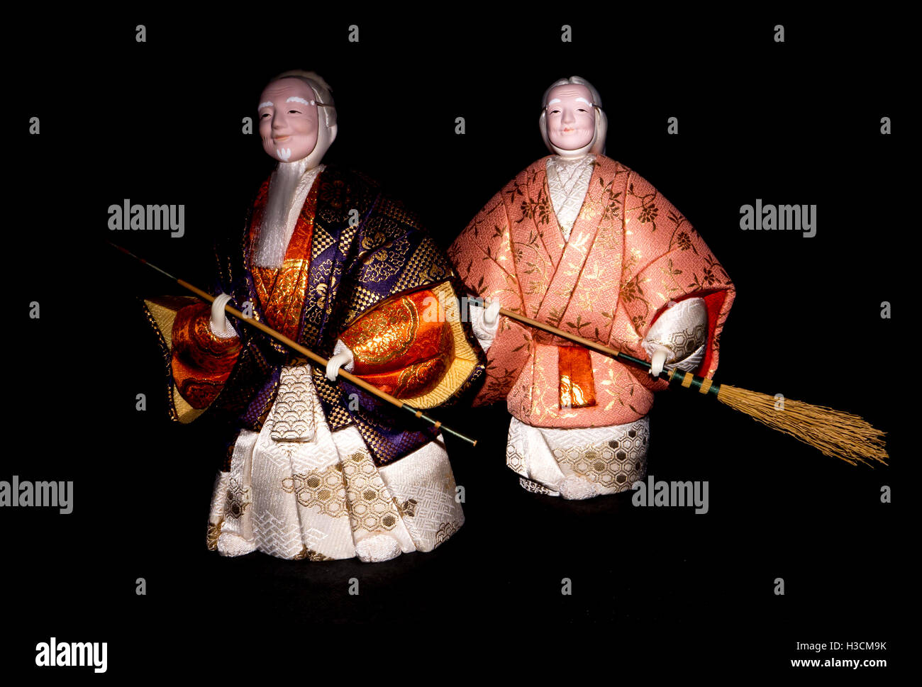 L'Antique Kimekomi poupée Japonaise vieil homme Jo et vieille femme Uba représentant un jeu de Noh, 'Le vieux couple de la Takasago'. Banque D'Images