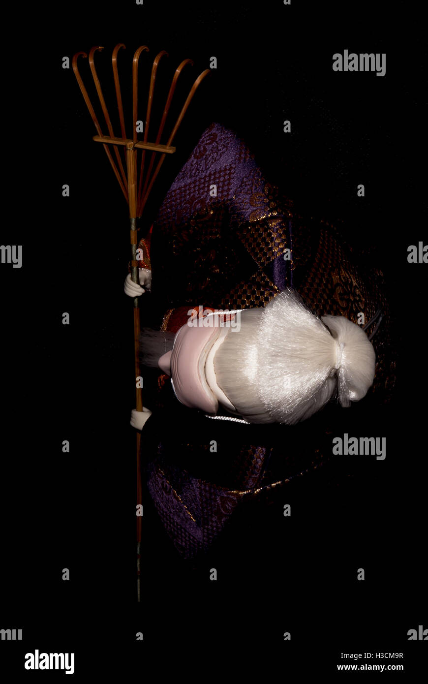 L'Antique Kimekomi poupée Japonaise vieil homme Jo et vieille femme Uba représentant un jeu de Noh, 'Le vieux couple de la Takasago'. Banque D'Images