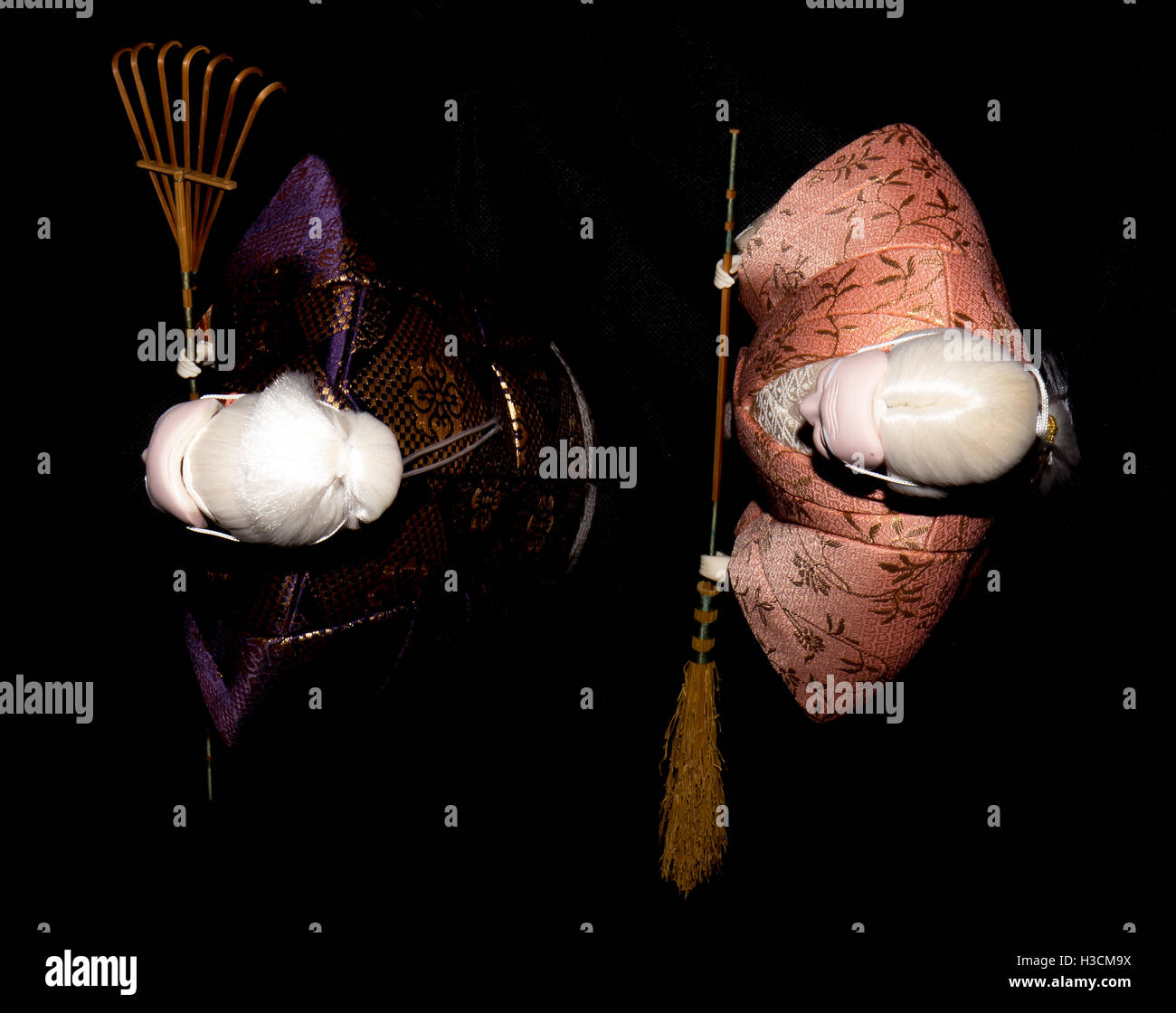 L'Antique Kimekomi poupée Japonaise vieil homme Jo et vieille femme Uba représentant un jeu de Noh, 'Le vieux couple de la Takasago'. Banque D'Images