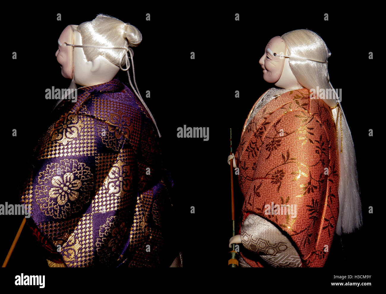 L'Antique Kimekomi poupée Japonaise vieil homme Jo et vieille femme Uba représentant un jeu de Noh, 'Le vieux couple de la Takasago'. Banque D'Images