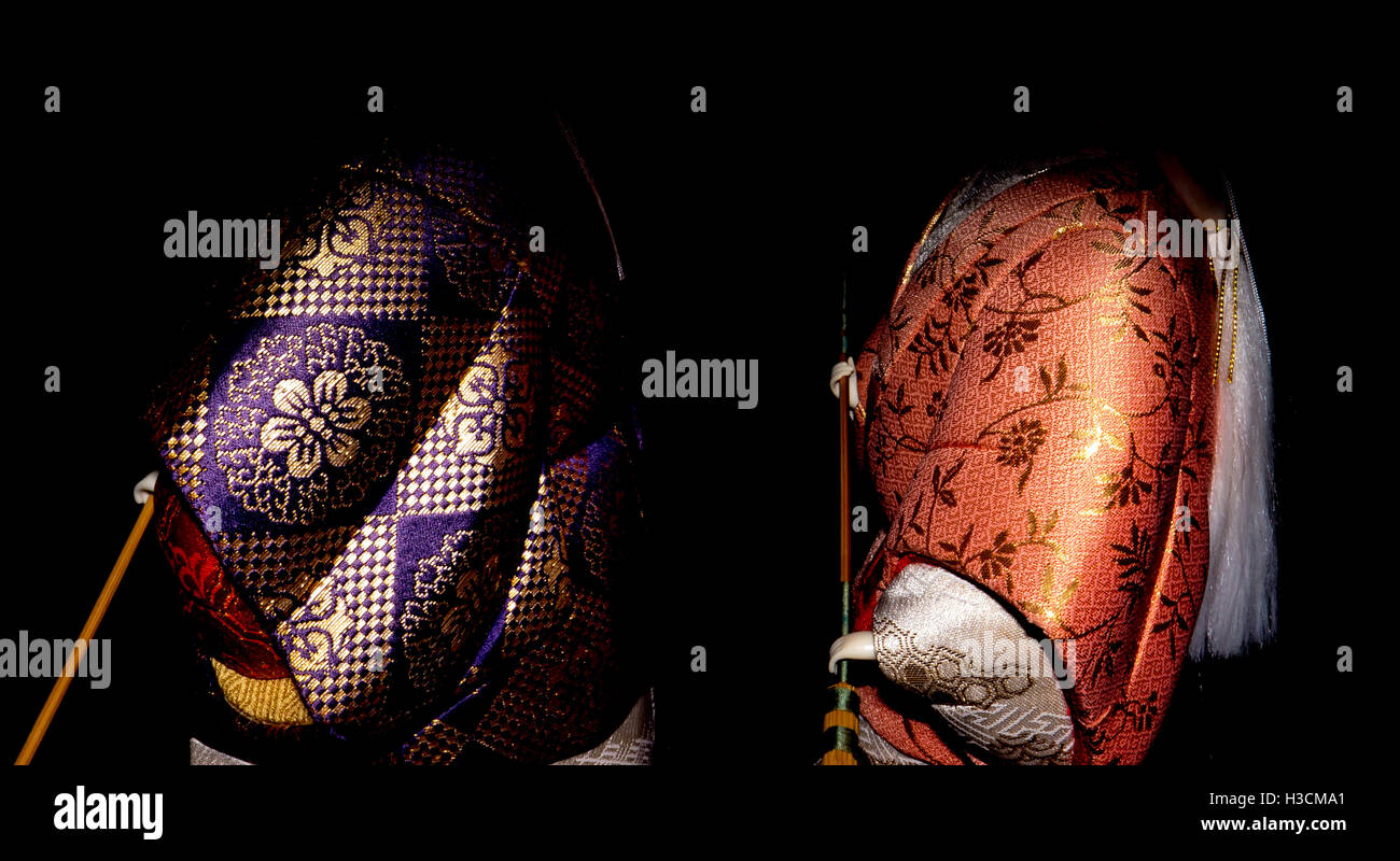 L'Antique Kimekomi poupée Japonaise vieil homme Jo et vieille femme Uba représentant un jeu de Noh, 'Le vieux couple de la Takasago'. Banque D'Images