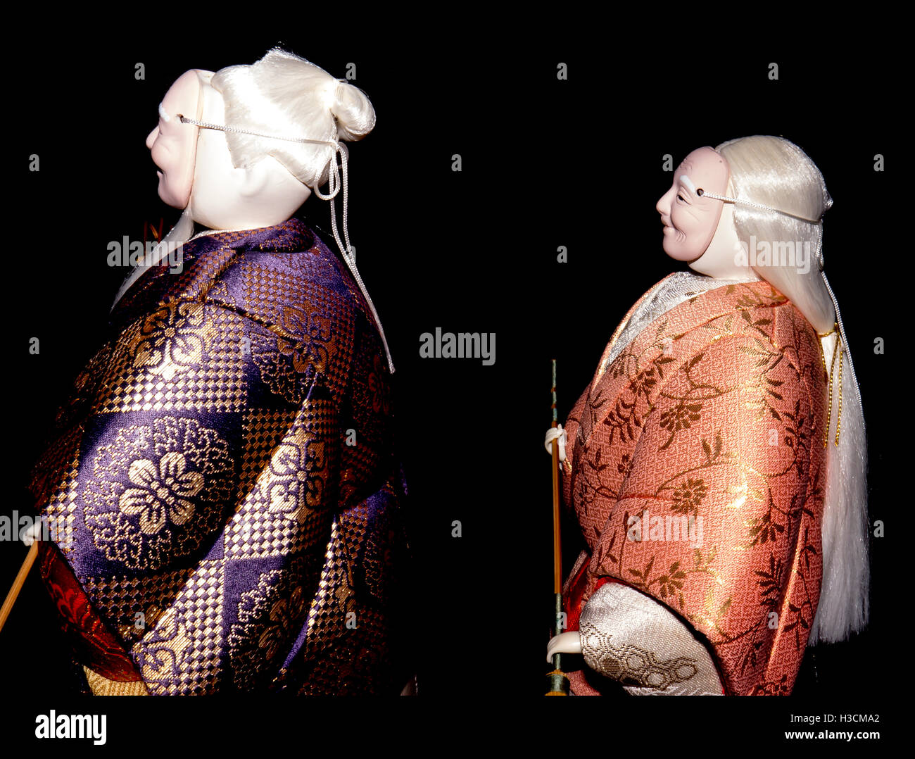 L'Antique Kimekomi poupée Japonaise vieil homme Jo et vieille femme Uba représentant un jeu de Noh, 'Le vieux couple de la Takasago'. Banque D'Images