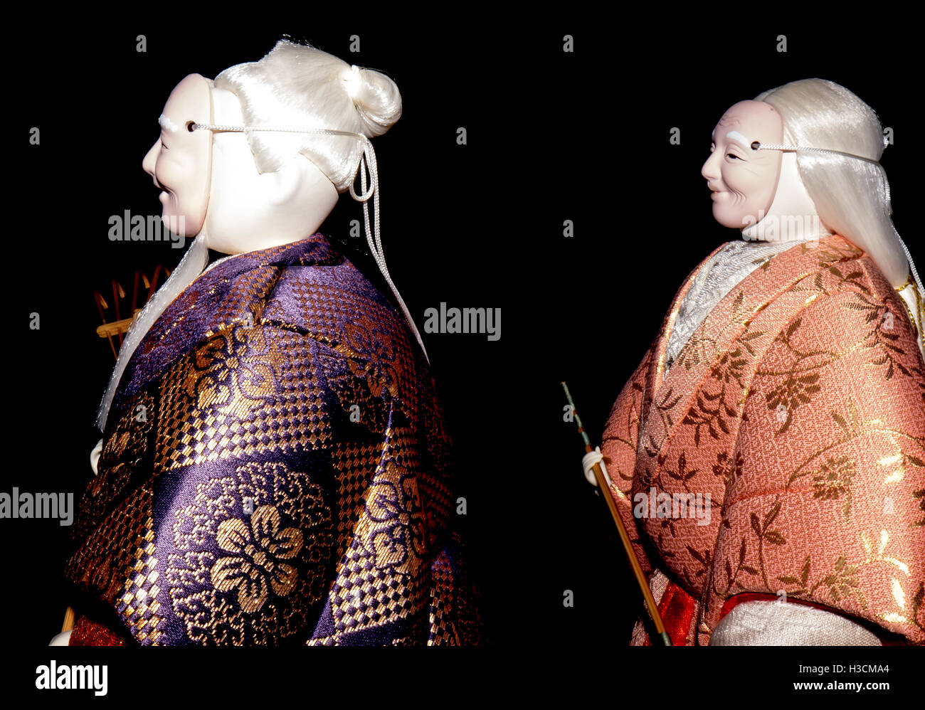 L'Antique Kimekomi poupée Japonaise vieil homme Jo et vieille femme Uba représentant un jeu de Noh, 'Le vieux couple de la Takasago'. Banque D'Images