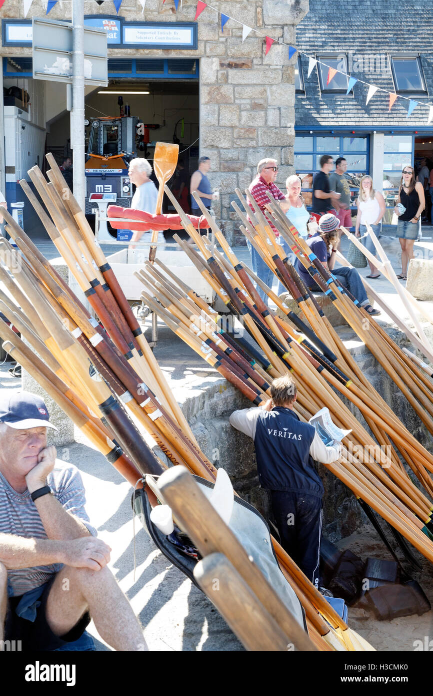 Cornwall UK concert traditionnel cornouaillais les équipes de course de bateaux Banque D'Images