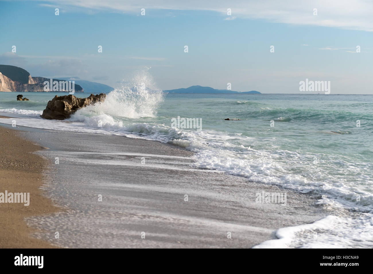 Éclaboussures des vagues contre le rocher sur une plage sur l'île de Lefkada, Grèce Banque D'Images Éclaboussures des vagues contre le rocher sur une plage sur l'île de Lefkada, Grèce Banque D'Images
