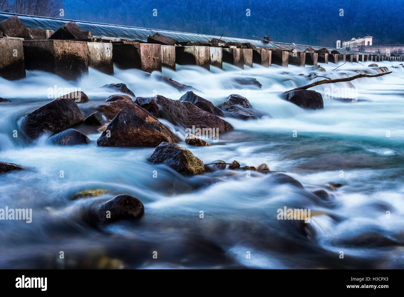 La rivière Tessin coule sous le Panperduto barrage, Somma Lombardo, Province de Varèse, Lombardie, Italie. Banque D'Images