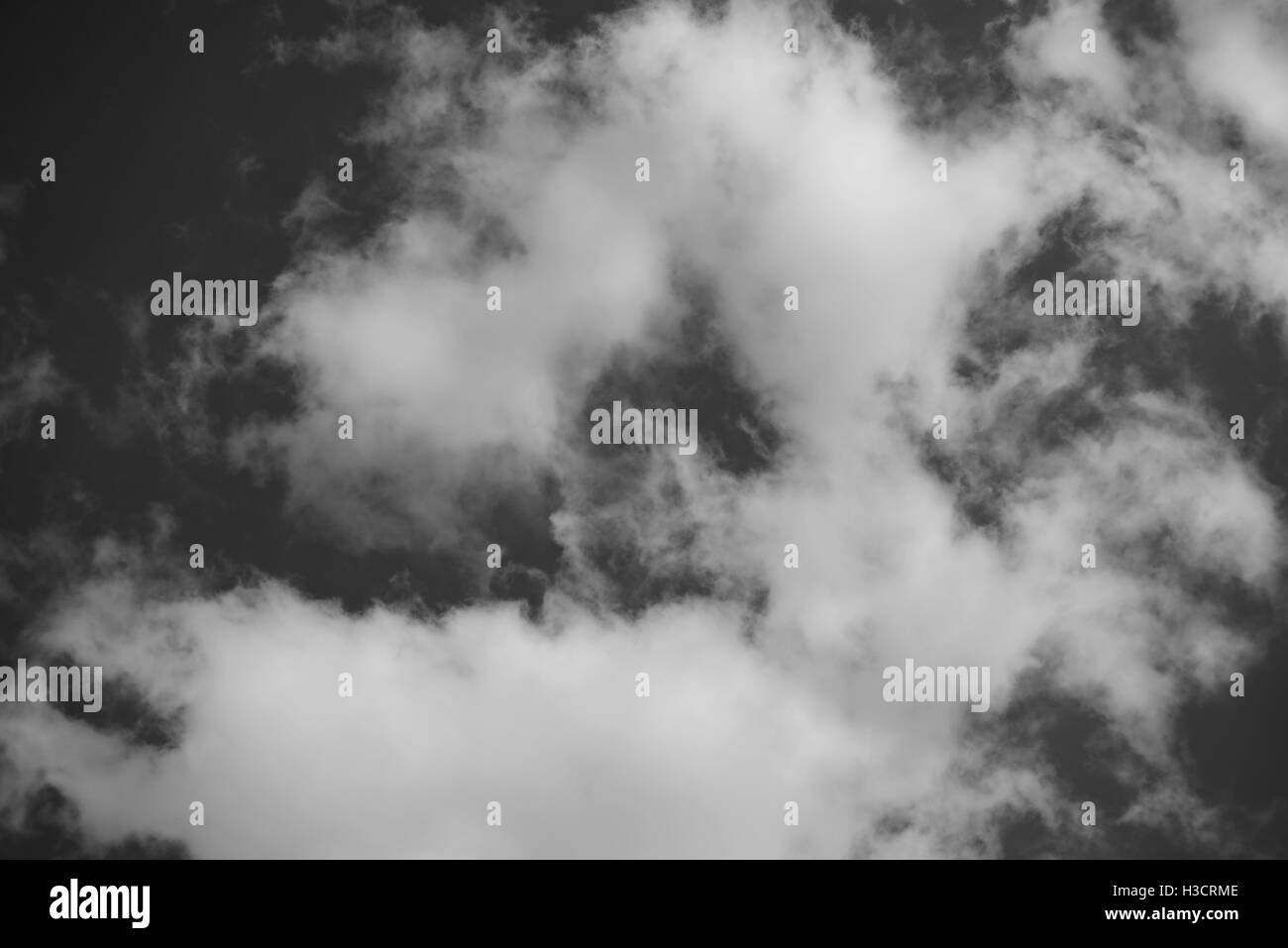 Le noir et blanc des nuages et du ciel Banque D'Images
