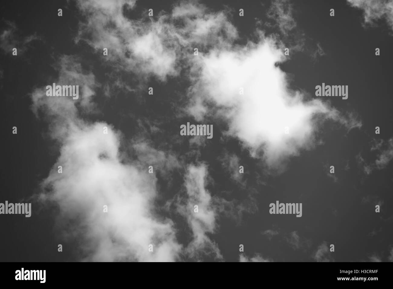 Le noir et blanc des nuages et du ciel Banque D'Images