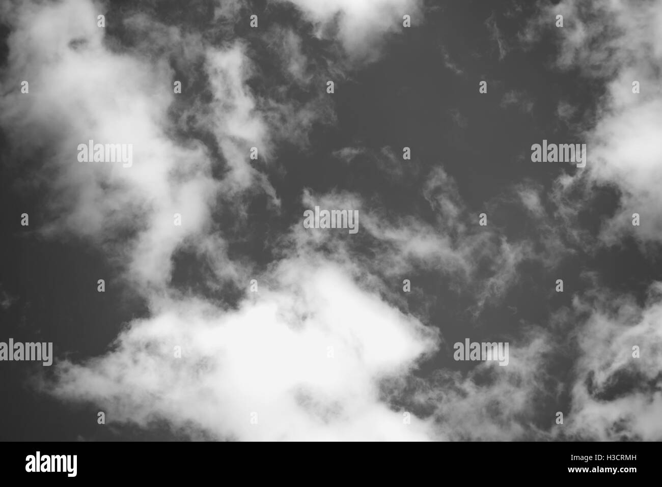 Le noir et blanc des nuages et du ciel Banque D'Images