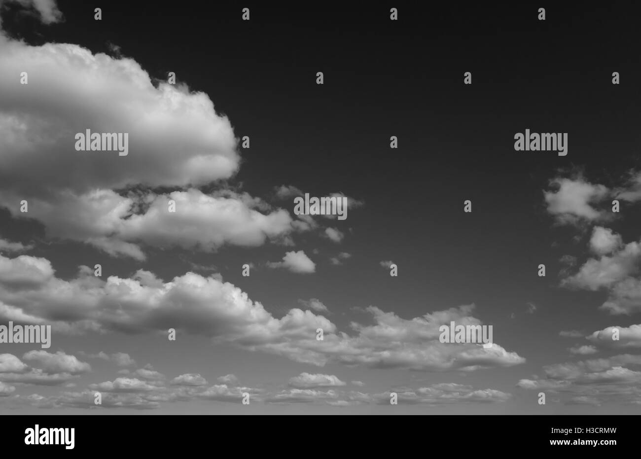 Le noir et blanc des nuages et du ciel Banque D'Images