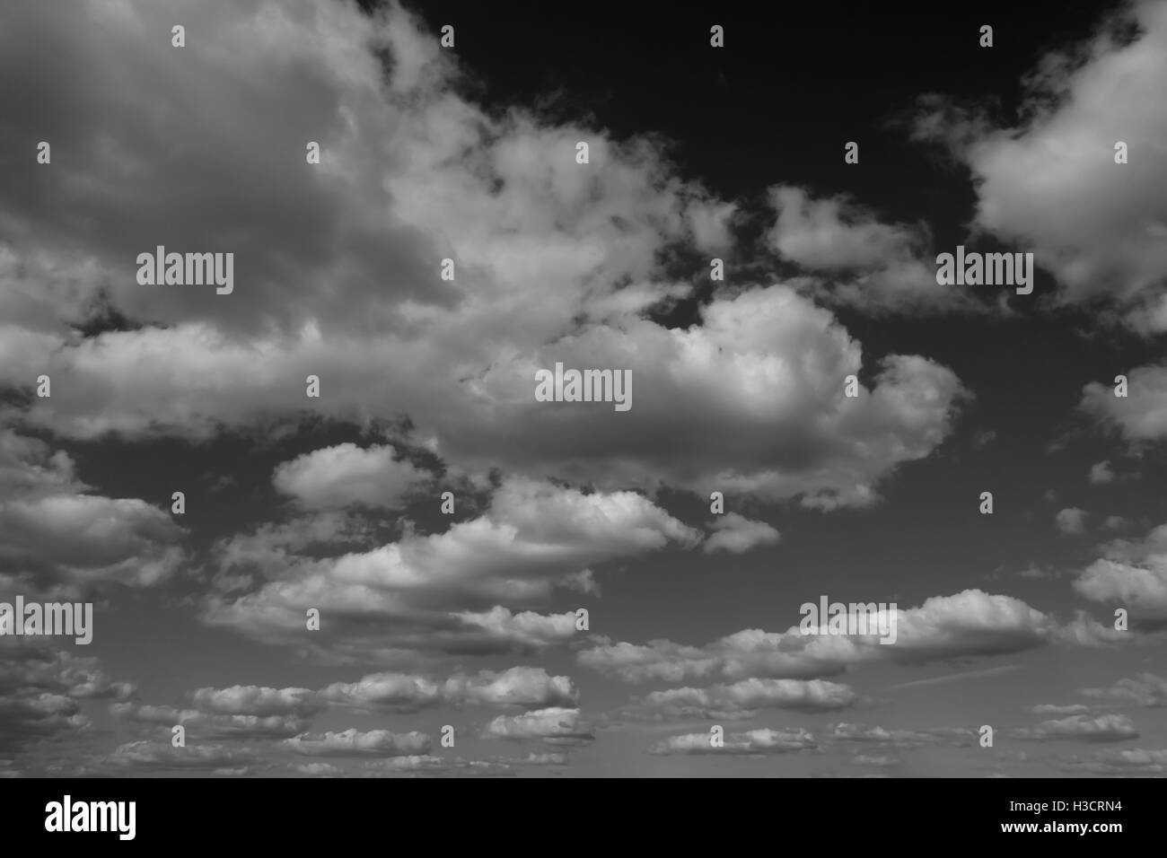 Le noir et blanc des nuages et du ciel Banque D'Images