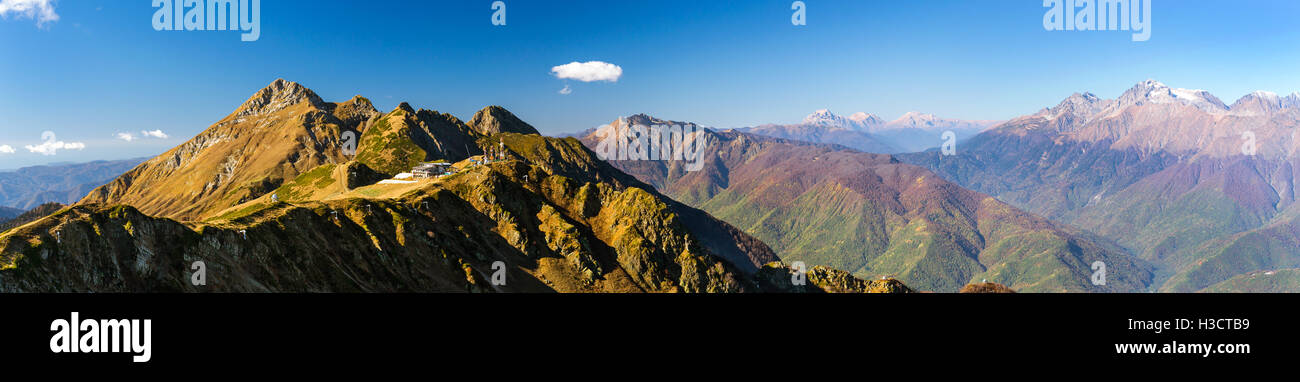 Construction d'installations touristiques en haut d'une colline. L'automne paysage de montagne, vue sur collines et sommets des montagnes du Caucase Banque D'Images