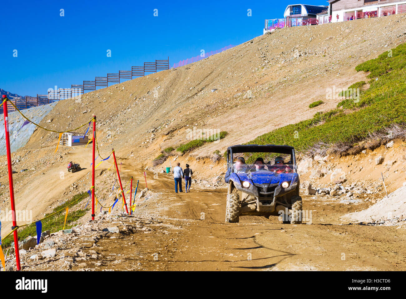 SOCHI, RUSSIE - 31 octobre 2015 : Sport mountain ATV Quad avec les passagers en descendant la montagne. Caucase Sotchi, Russie Banque D'Images