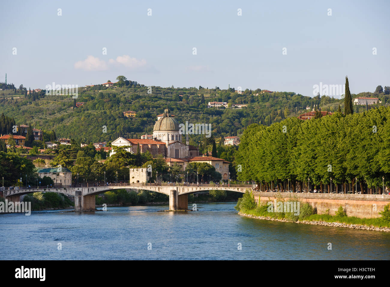 Vue de la ville de Vérone avec pont Garibaldi sur l'avant-plan, Italie Banque D'Images