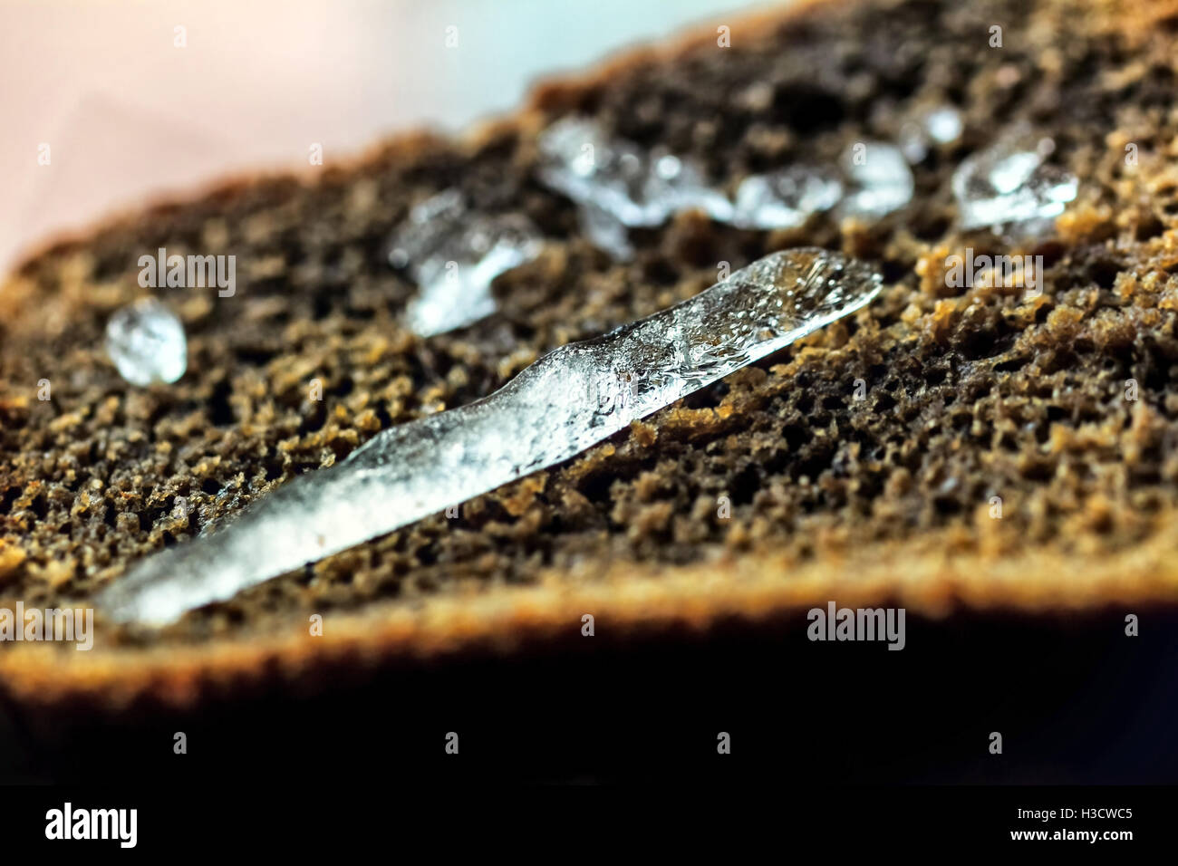 Mystic gros morceau de glace sur le pain brun Banque D'Images