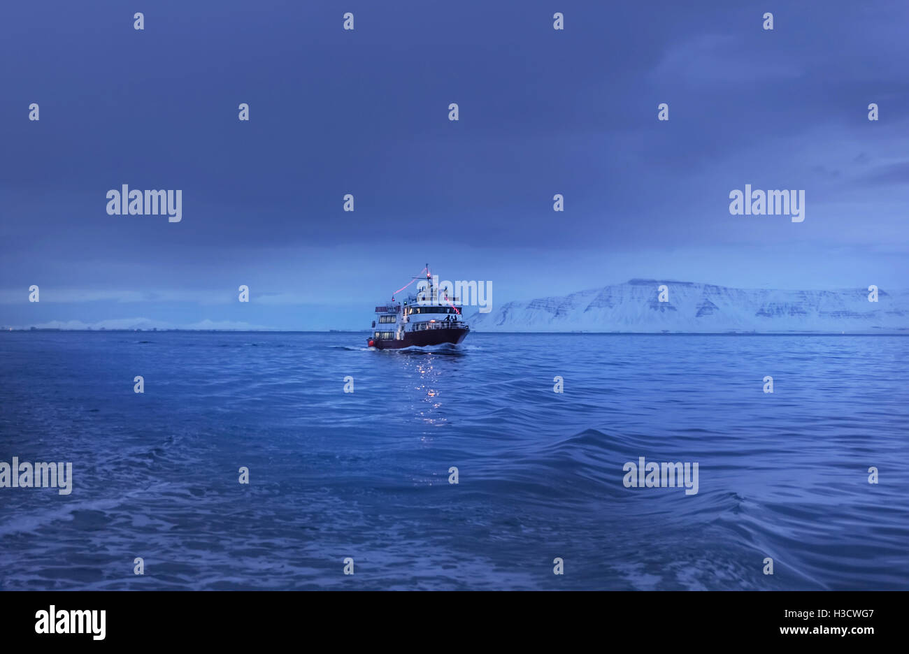 Expédier en Amérique du twilight à la soirée d'hiver Banque D'Images