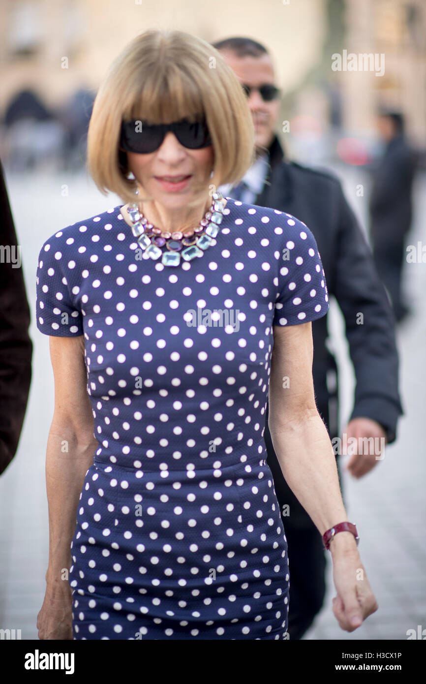 Paris, France. 05Th Oct, 2016. Rédacteur en chef de Vogue Anna Wintour arrive pour le Show Louis Vuitton Place Vendôme à Paris pendant la Semaine de la mode printemps/été 2017. Credit : Hugh Peterswald/Pacific Press/Alamy Live News Banque D'Images