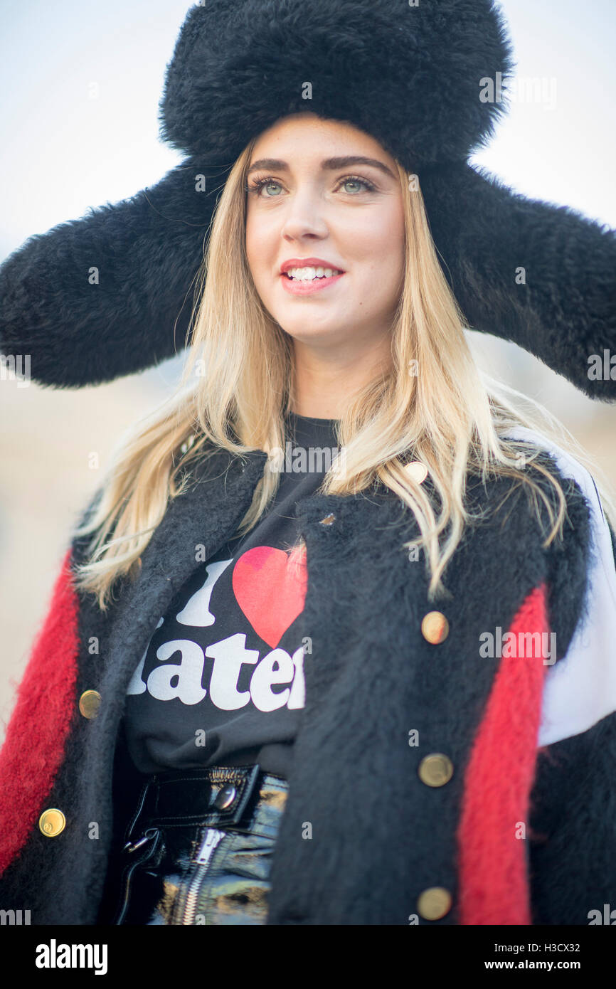 Paris, France. 05Th Oct, 2016. Blogger Italienne Chiara Ferragni 'La Blonde' Salade arrive pour le Show Louis Vuitton Place Vendôme à Paris pendant la Semaine de la mode printemps/été 2017. Credit : Hugh Peterswald/Pacific Press/Alamy Live News Banque D'Images