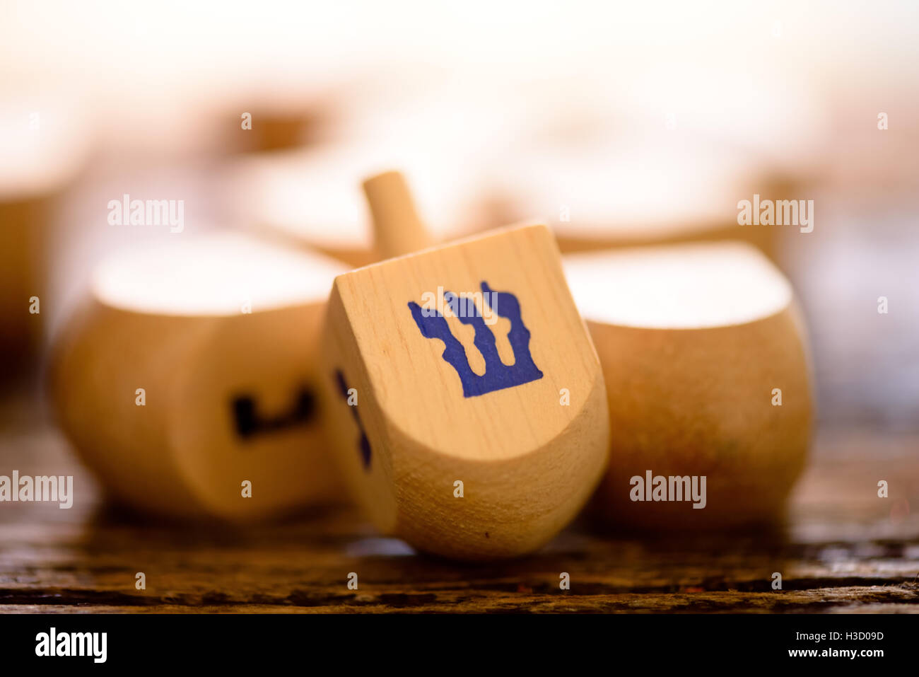 Arrangement des dreidels juif pour Hanoukkah situé sur bois rustique. Banque D'Images