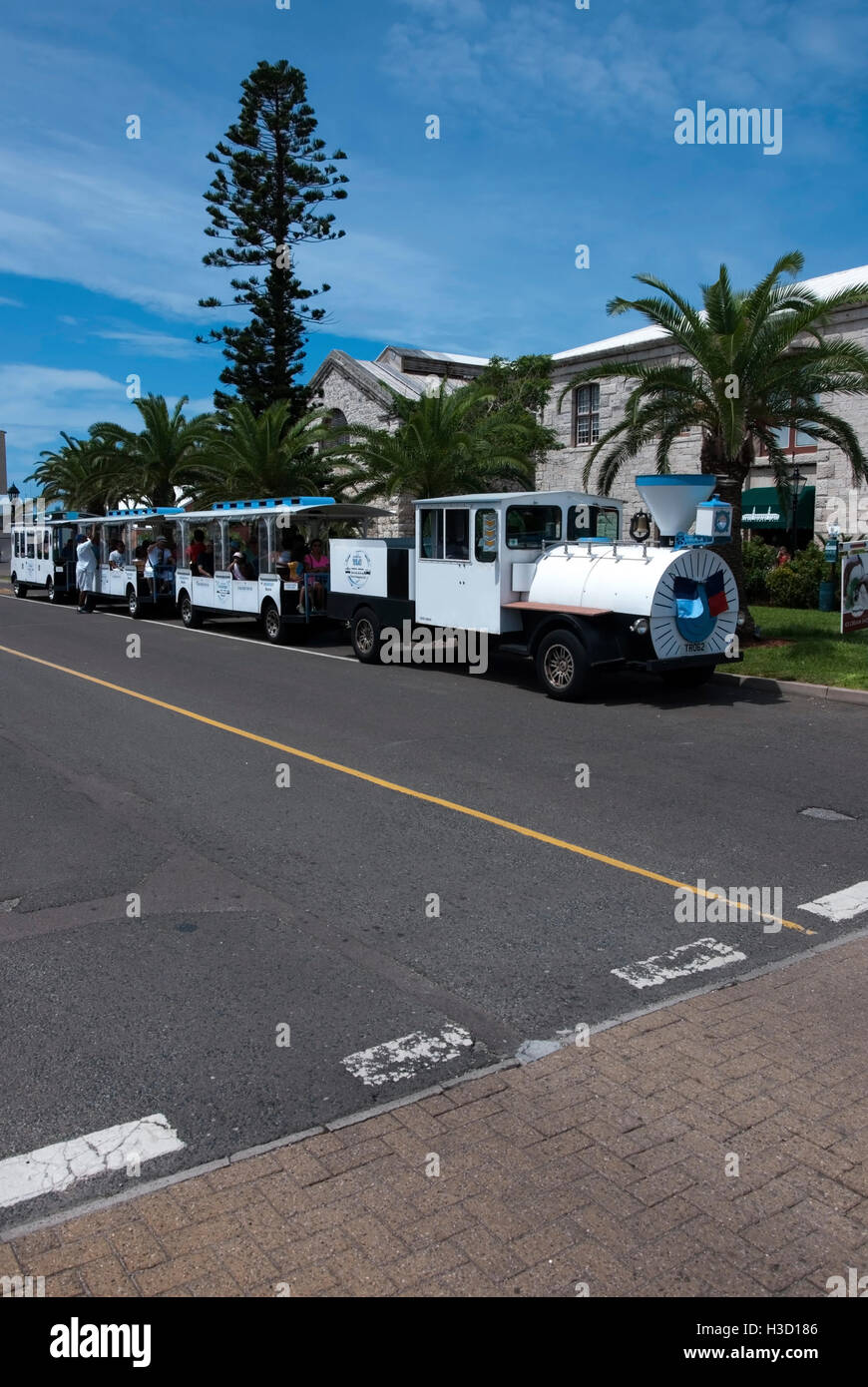 Train touristique blanc et bleu Royal Naval Dockyard Bermudes Banque D'Images