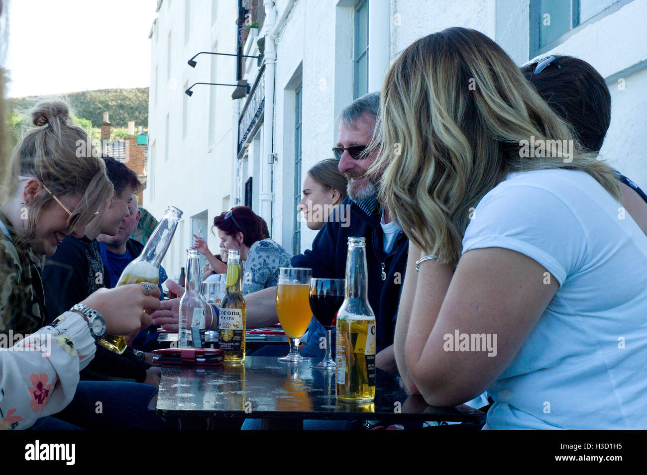 Les gens assis à des tables à l'extérieur de l'hôtel Marine Pub dans Stonhaven Aberdeenshire Ecosse Banque D'Images