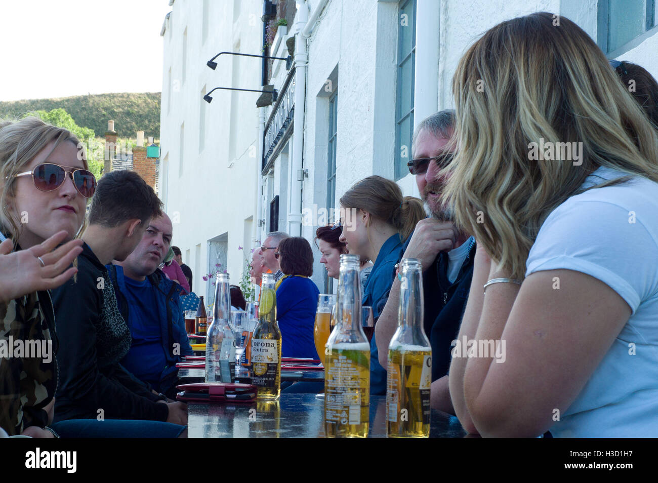 Les gens assis à des tables à l'extérieur de l'hôtel Marine Pub dans Stonhaven Aberdeenshire Ecosse Banque D'Images