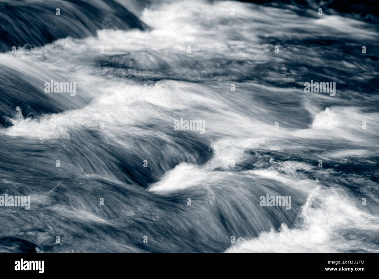 Ruisseau de montagne au débit rapide Banque D'Images