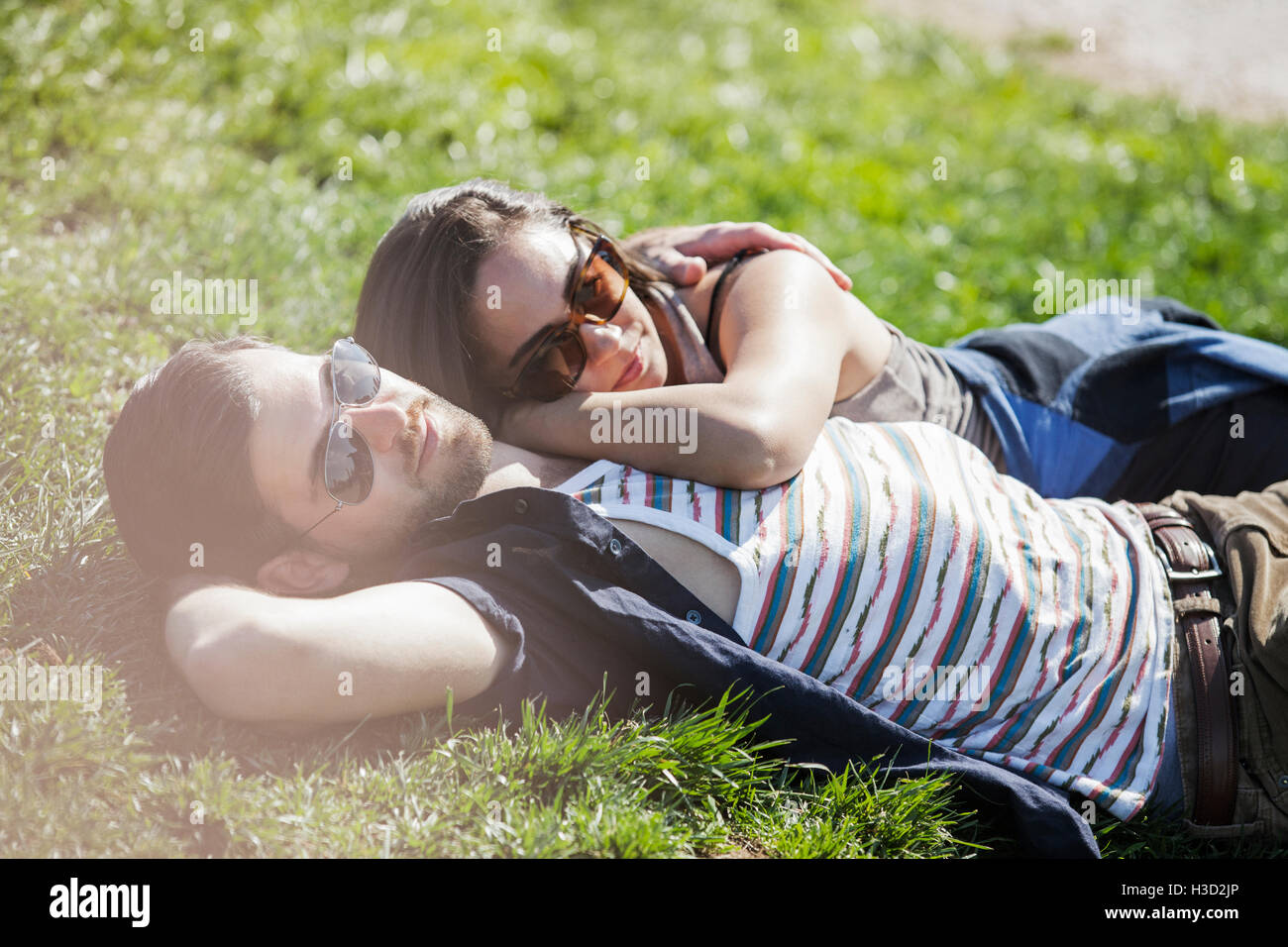 Romantic couple lying on grass en été Banque D'Images