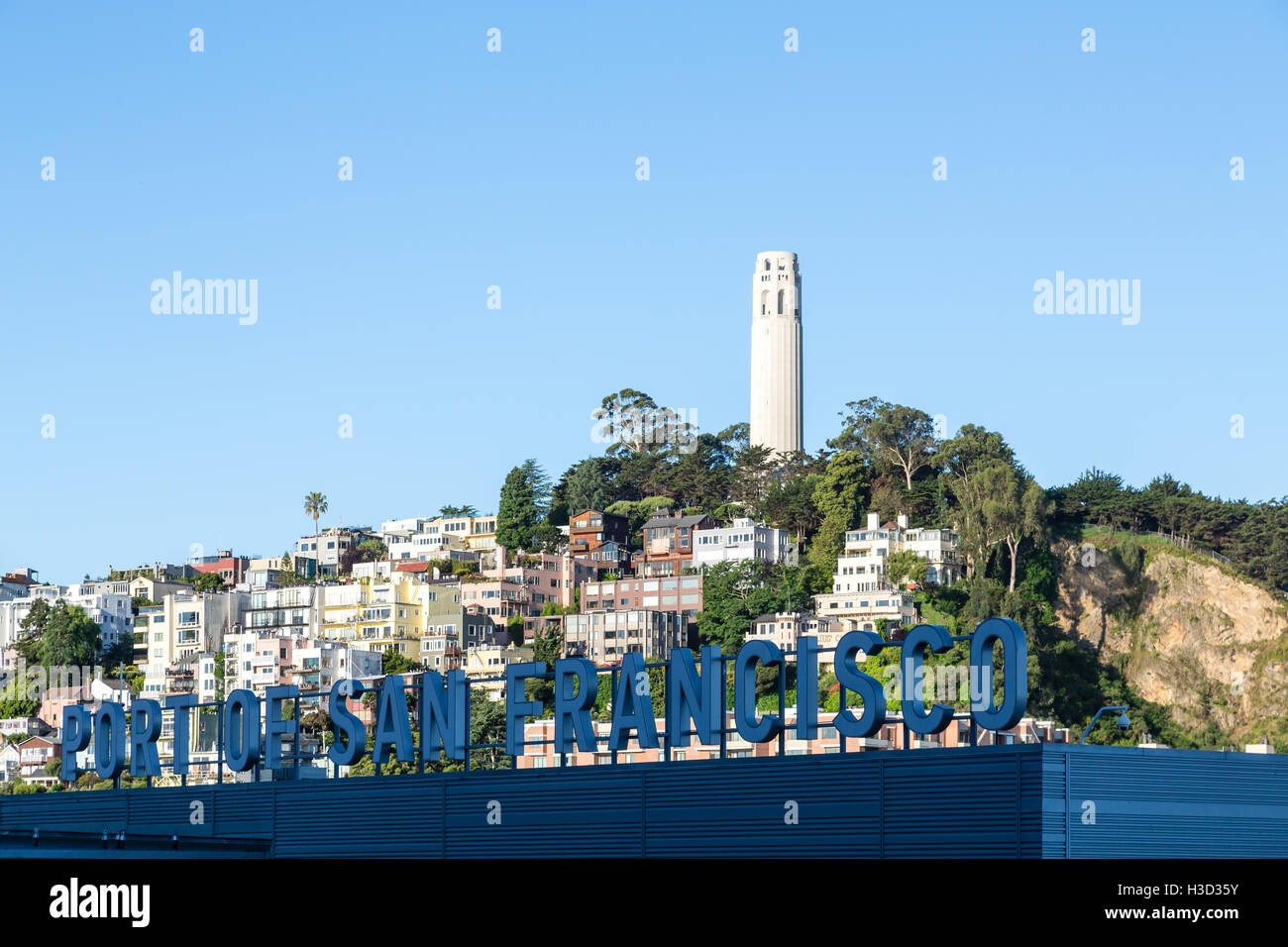 La Coit Tower sur Telegraph Hill à San Francisco Banque D'Images