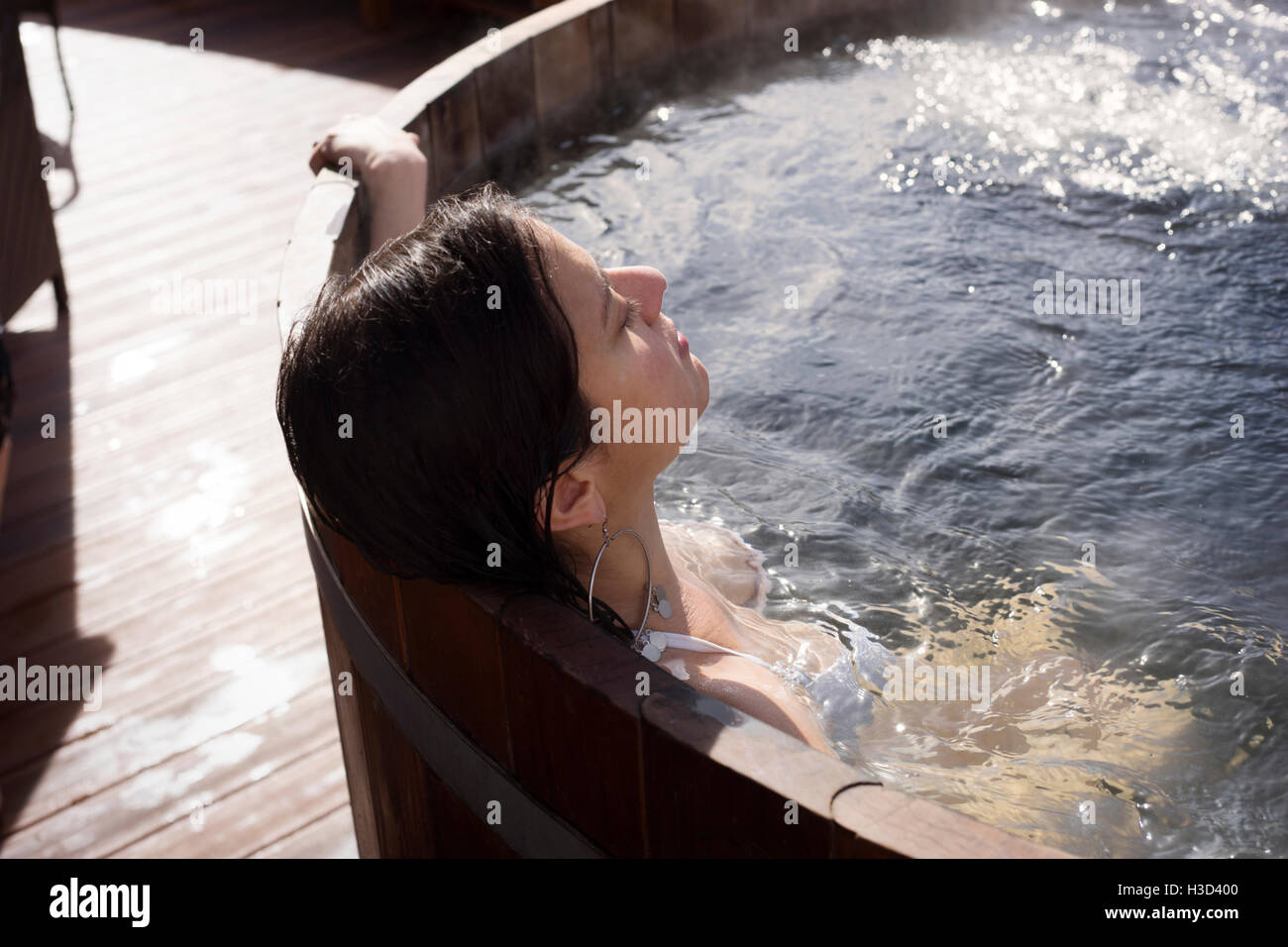 Woman relaxing in baignoire en bois aux beaux jours Banque D'Images