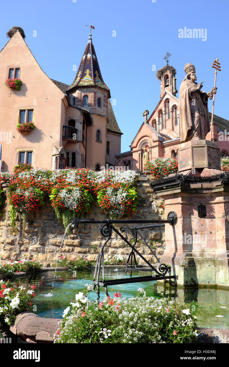 Saint-léon square à Eguisheim, France. Banque D'Images