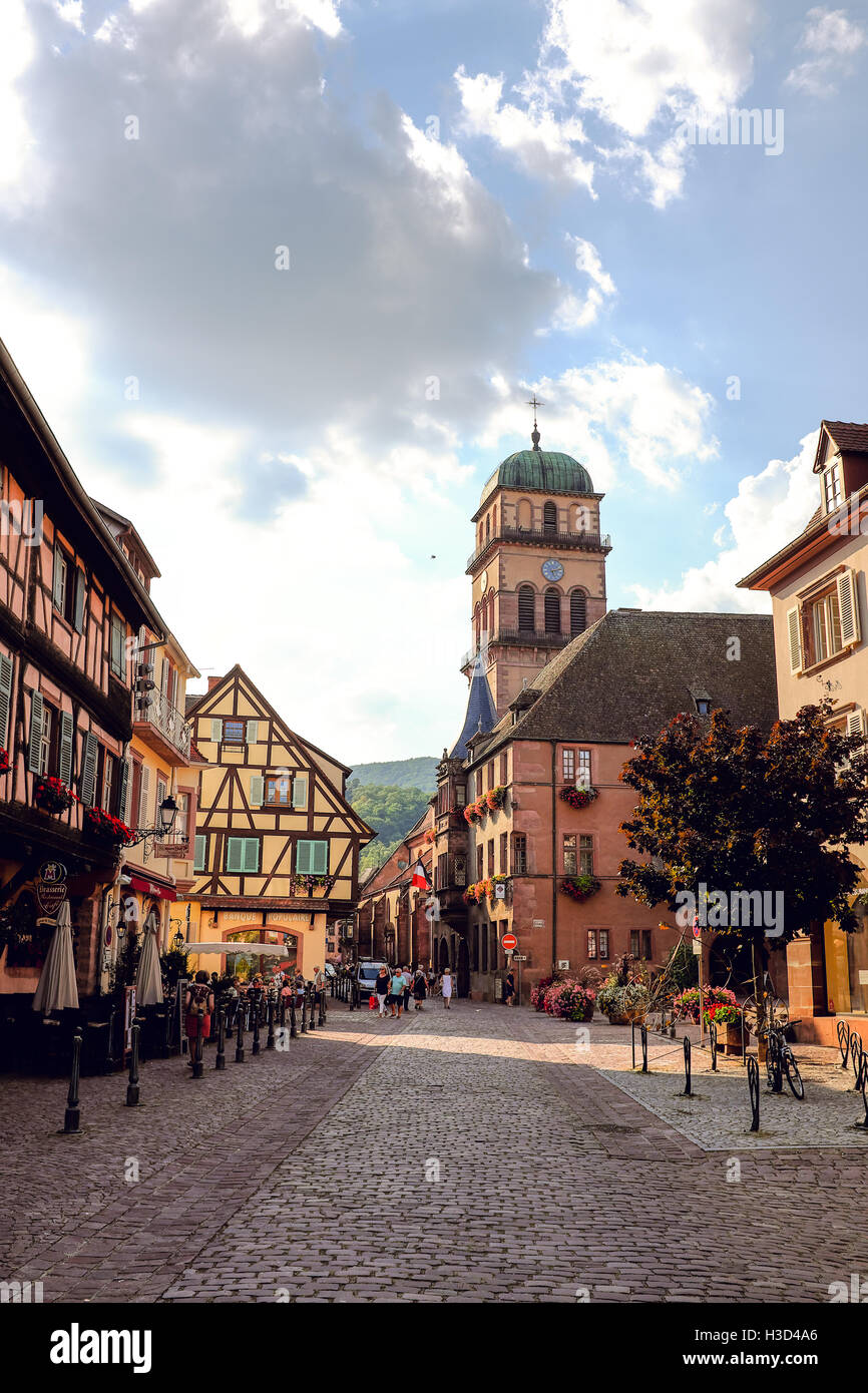 Une vue sur le centre-ville de Kaysersberg, France à partir de la rue du Général de Gaulle. Banque D'Images