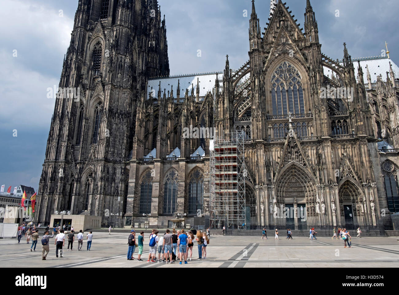 Les élèves ayant une visite guidée de la cathédrale de Cologne Banque D'Images