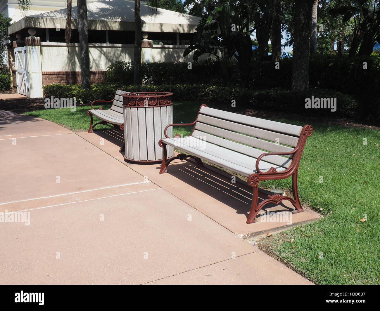 Deux bancs de jardin et d'une poubelle par un trottoir Banque D'Images