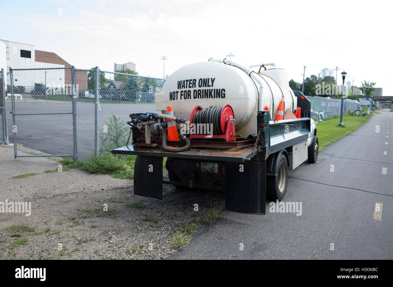 Camion utilisé pour fournir de l'eau pour différents jardins le long de la Midtown Greenway bike trail. Minneapolis Minnesota MN USA Banque D'Images