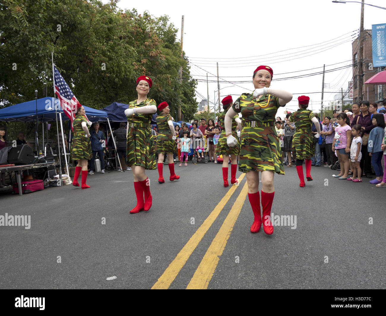 Les danseurs chinois à lune d'automne Festival et défilé lanterne dans Chinatown à Sunset Park à Brooklyn, New York, 2016. Banque D'Images