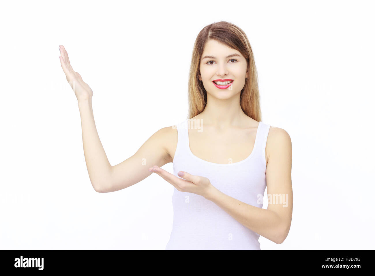 Femme montrant quelque chose sur les paumes des mains Banque D'Images