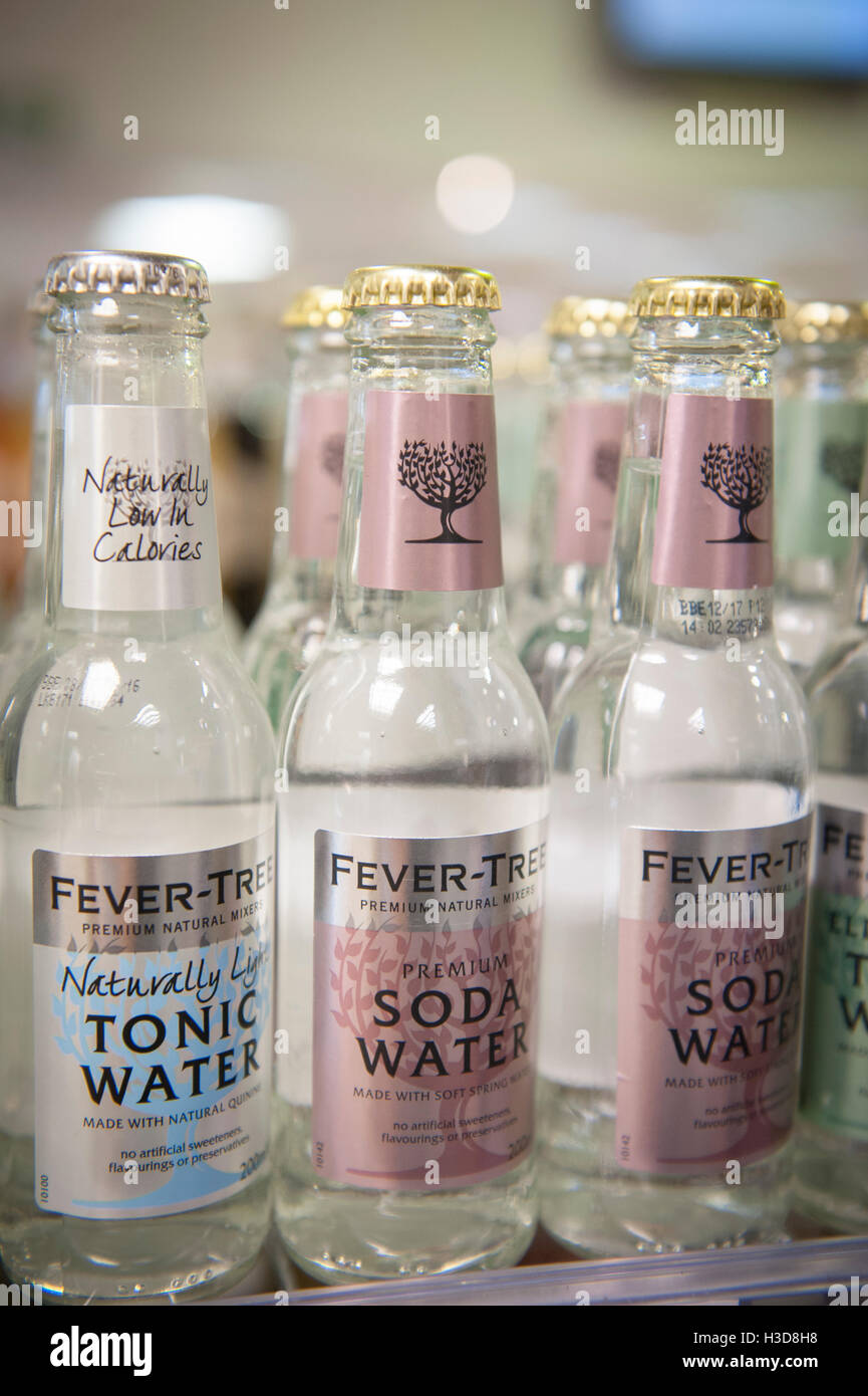 Une rangée de bouteilles d'eau tonique sur une étagère dans un magasin d'alimentation Banque D'Images