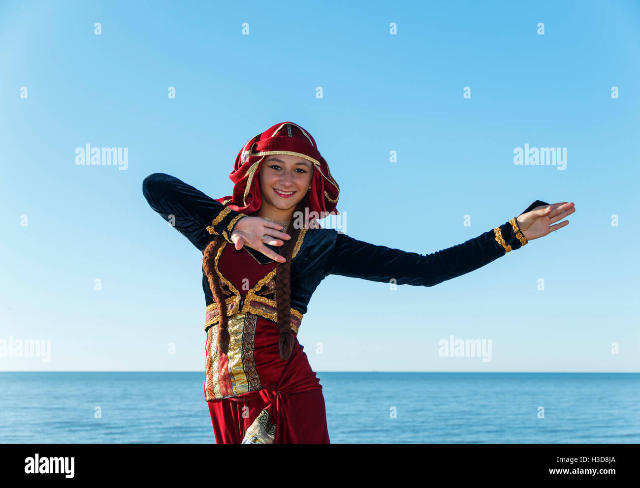 Jeune femme danse vêtements nationale géorgienne en plein air la mer été ensoleillé Banque D'Images