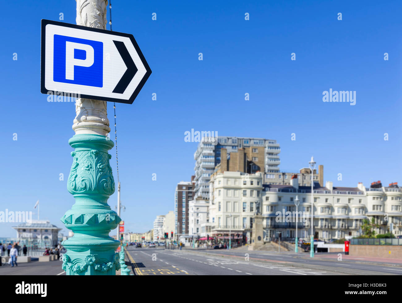 Fléchage Parking Un parking sur une route principale à Brighton, East Sussex, Angleterre, Royaume-Uni. Banque D'Images