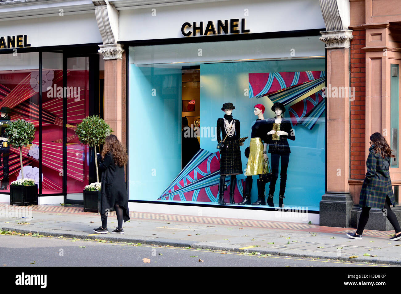 Londres, Angleterre, Royaume-Uni. Sloane Street - Chanel (à no. 169) Banque D'Images