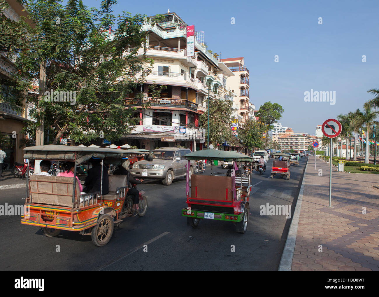 Trafic sur Sisowath Quay à Phnom Penh,Cambodge. Banque D'Images