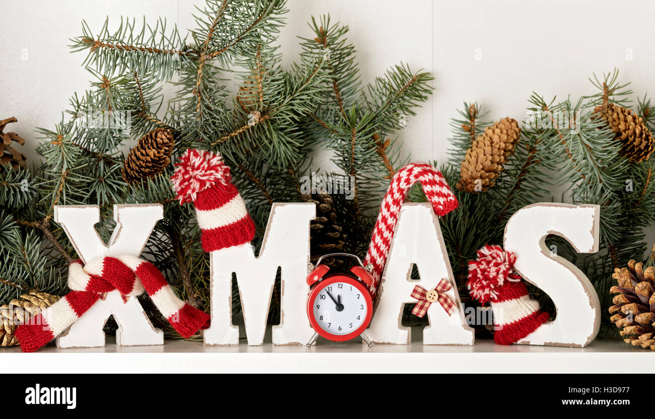 Joyeux Noël ! Lettres en bois NOEL en chapeaux et écharpes tricotées en  rouge et blanc sur l'arrière-plan de branches de sapin avec con Photo Stock  - Alamy