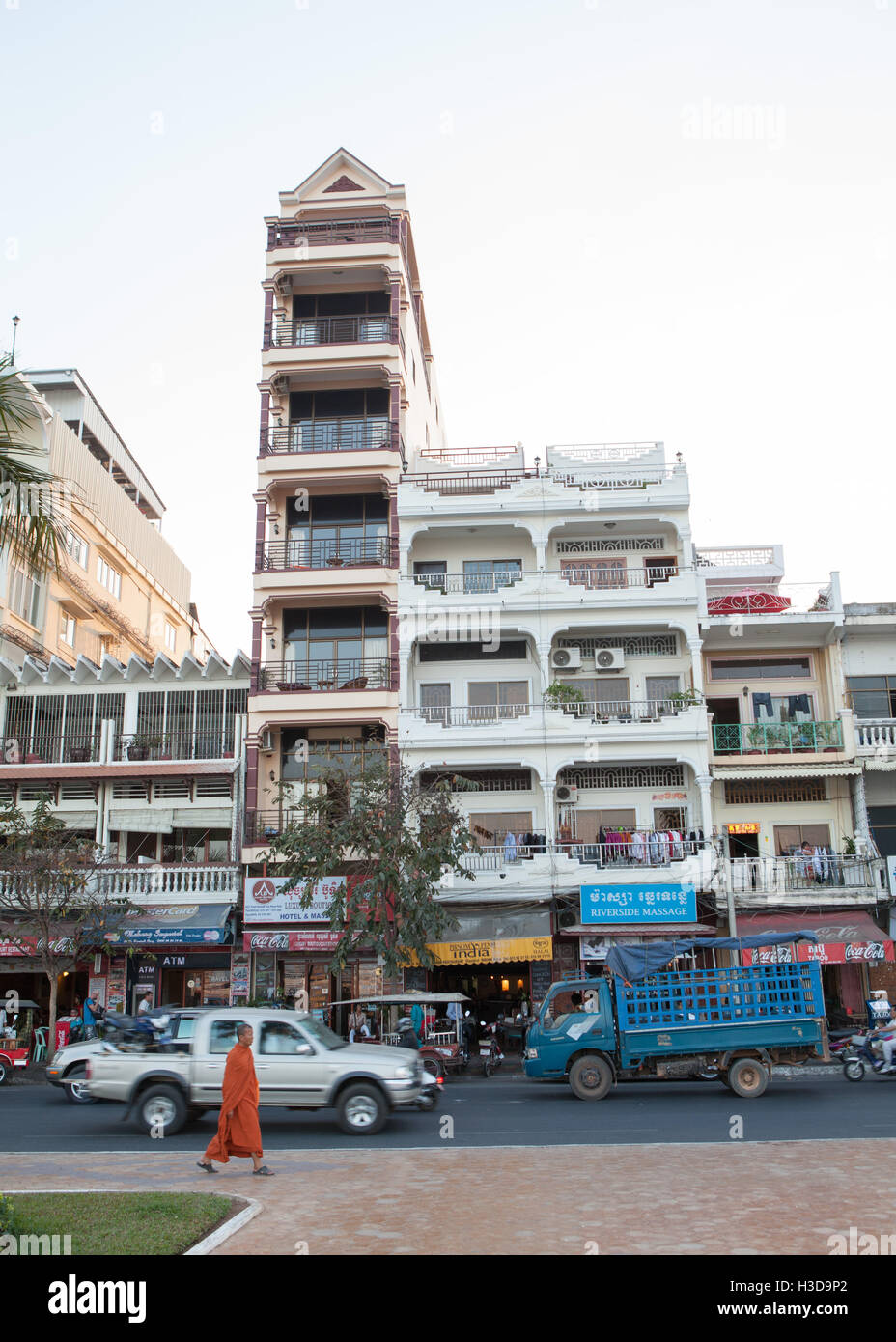 Bâtiments de Preah Sisowath Quay à Phnom Penh, Cambodge Banque D'Images