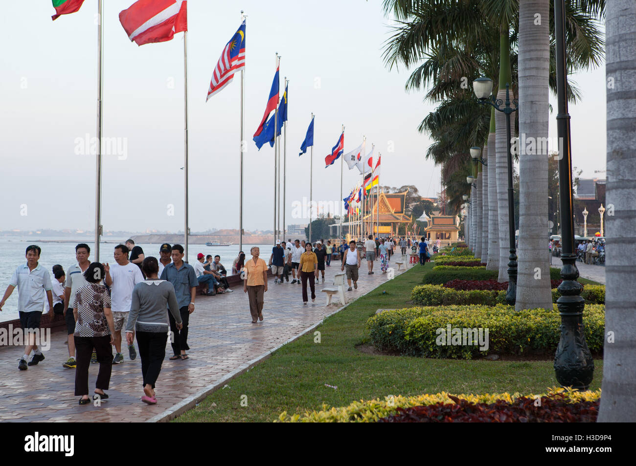 Les gens qui marchent sur la promenade du quai Sisowath, Phnom Penh, Cambodge. Banque D'Images