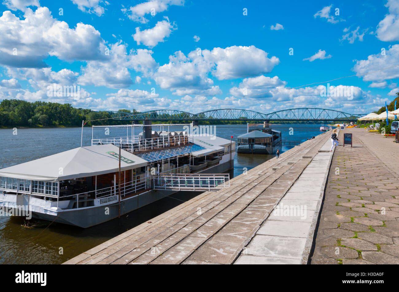 Restaurant bar Bulwar Filadelfijski, bateaux, Wisla riverside embankment, Torun, occidentale, Pologne Banque D'Images