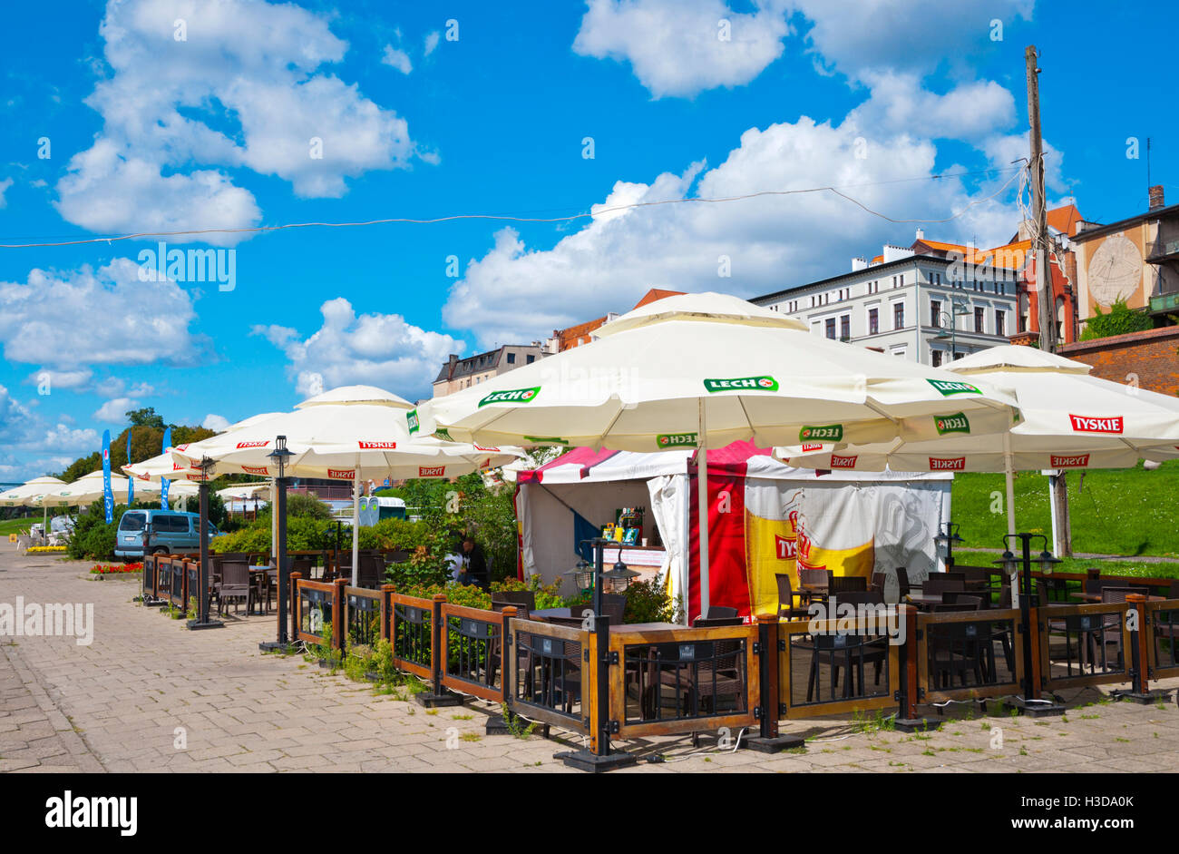 Bar restaurant terrasses Bulwar Filadelfijski, Wisla, remblai de Riverside, Torun, occidentale, Pologne Banque D'Images