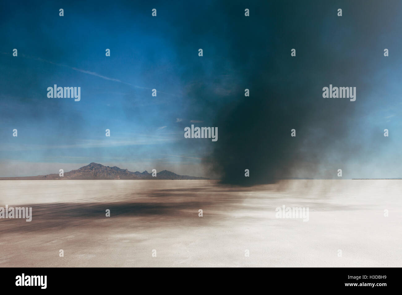 Le noir de fumée de diesel de course chariot sur la Bonneville Salt Flats, UT Banque D'Images